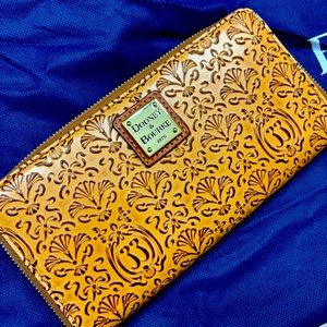 Disney Club 33 Dooney Bourke wallet - amazing condition no damage 👜